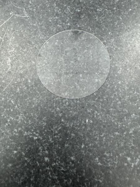 Laser cắt thủy tinh wafer - Hortech cắt wafer kính bằng công nghệ cắt laser. Wafer kính này có kích thước 2" (50 mm).